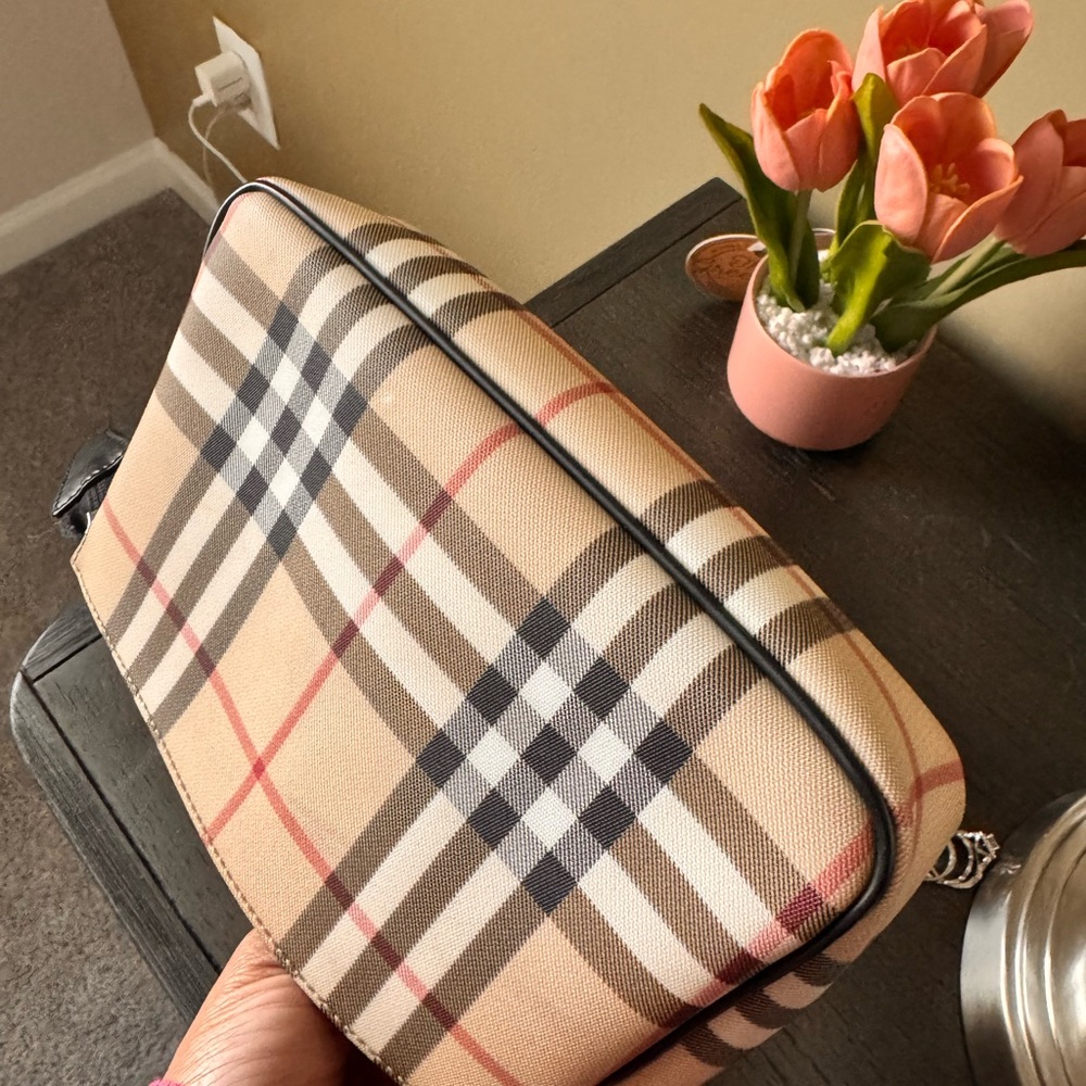 Burberry Tan Clutch with Iconic Plaid Design - Picture 3 of 8